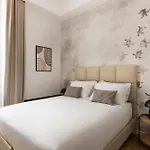 At 41 * Róma