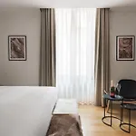 At 41 * Róma